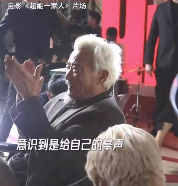 太拚命!63歲戲骨拒用替身,坐輪椅高速飛轉50圈,滿臉痛苦險嘔吐
