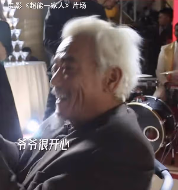 太拚命!63歲戲骨拒用替身,坐輪椅高速飛轉50圈,滿臉痛苦險嘔吐