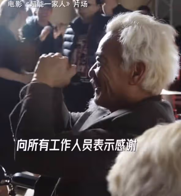 太拚命!63歲戲骨拒用替身,坐輪椅高速飛轉50圈,滿臉痛苦險嘔吐