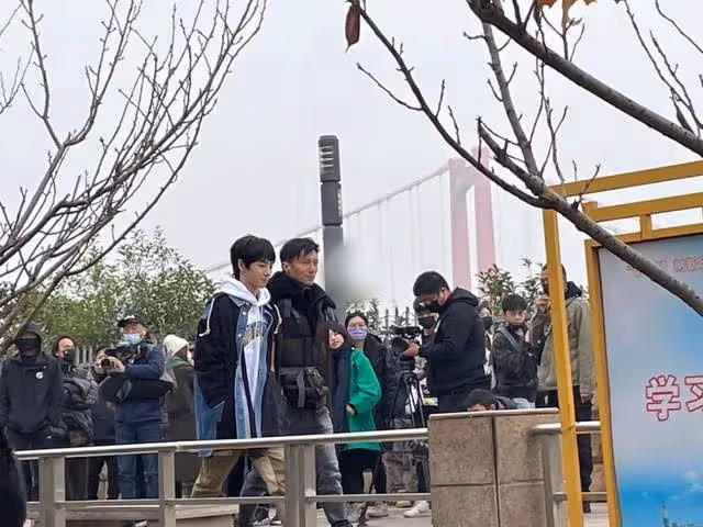 41歲謝霆鋒現身王菲家被拍,行色匆匆背大包,感情穩定惹人羨慕