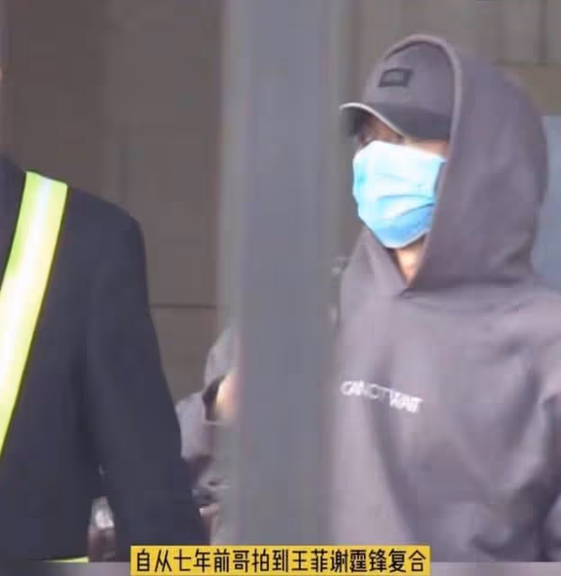 41歲謝霆鋒現身王菲家被拍,行色匆匆背大包,感情穩定惹人羨慕