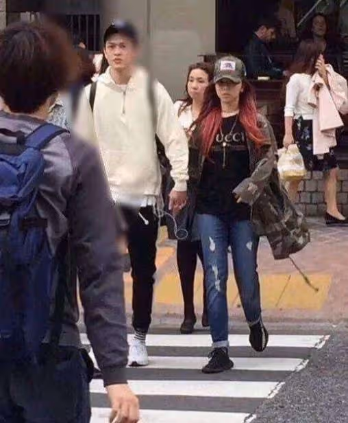 鄧紫棋被曝與男友魏駿傑分手,新曲歌詞疑暗指男方是「雙面人」