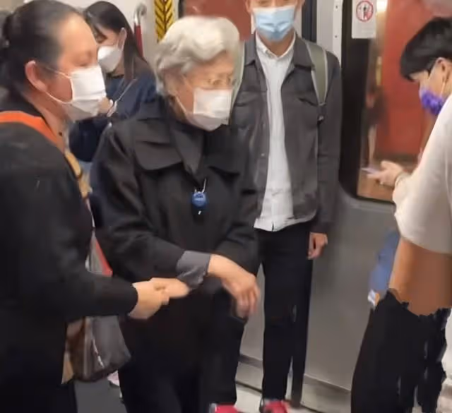 87歲TVB著名老戲骨獨自坐地鐵,獲乘客讓座,至今未婚仍孤身一人