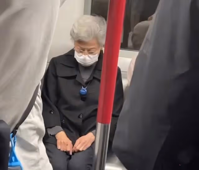 87歲TVB著名老戲骨獨自坐地鐵,獲乘客讓座,至今未婚仍孤身一人