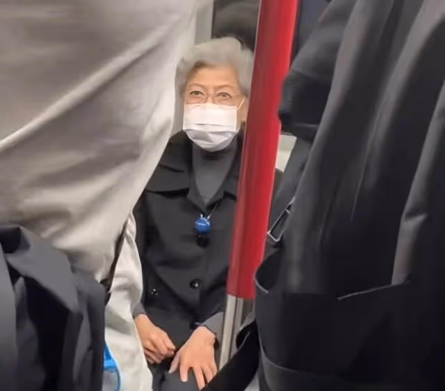 87歲TVB著名老戲骨獨自坐地鐵,獲乘客讓座,至今未婚仍孤身一人