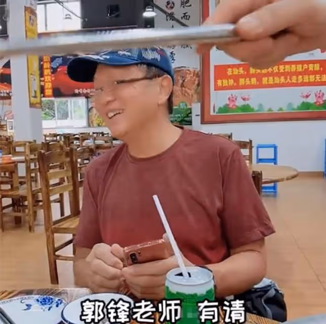 喪妻4年!70歲郭鋒走出陰霾內地復出拍戲,大排檔吃飯笑容滿面