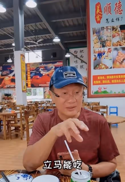 喪妻4年!70歲郭鋒走出陰霾內地復出拍戲,大排檔吃飯笑容滿面