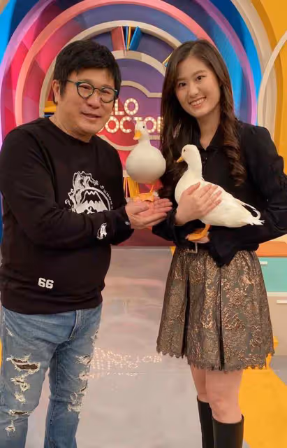 鄭智化妻女近照曝光,小7歲設計師妻子氣質好,22歲女兒才貌雙全