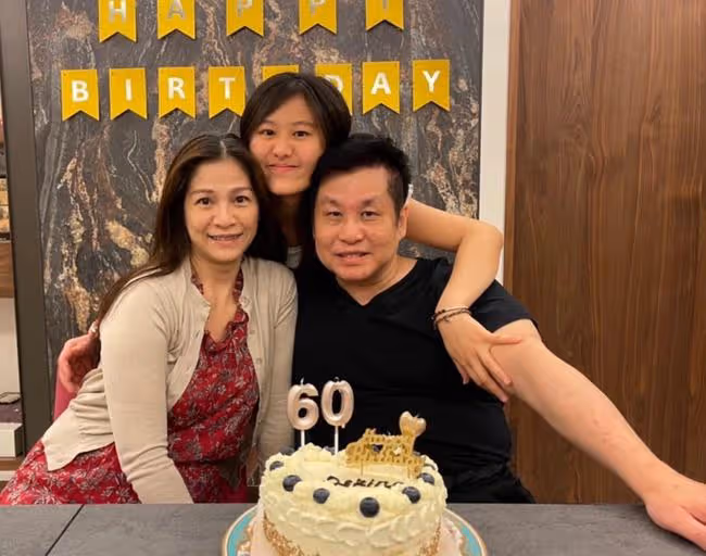 鄭智化妻女近照曝光,小7歲設計師妻子氣質好,22歲女兒才貌雙全