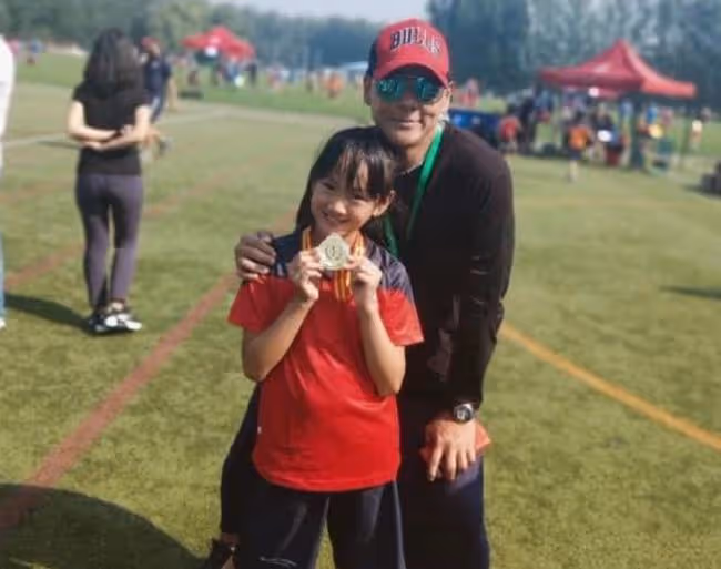 莫少聰為10歲女兒慶生,親密靠肩感情好,與洪欣兒子卻關係疏離
