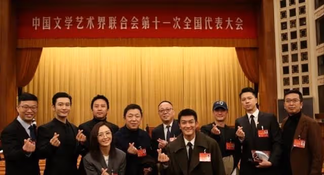 眾星慶文代會圓滿閉幕!章子怡秦海璐首露面,68歲關牧村短髮亮眼