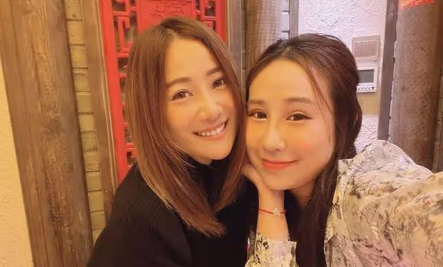 恭喜！35歲香港著名歌手宣布二胎產女，嫁科學家丈夫兩年抱倆