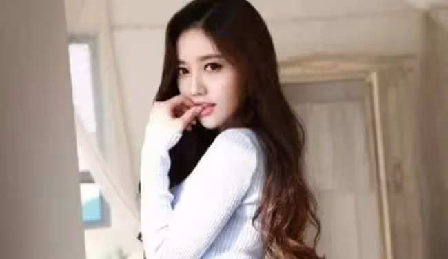 送女兒上學,見到兒時白月光,她不知道我是暗戀了她七年的小胖子