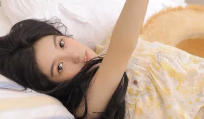 酒醉，他抱著我進臥室，將手伸進我衣服，熟練地拉下裙子的拉鏈