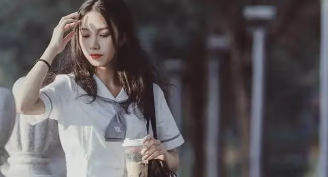 酒醉,他抱著我進臥室,將手伸進我衣服,熟練地拉下裙子的拉鏈