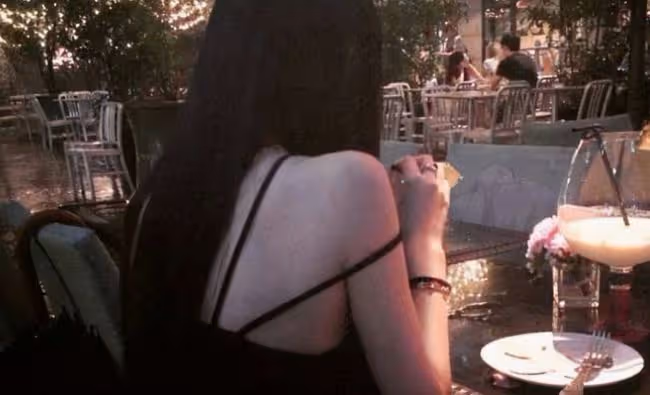 酒吧內,我被一個衣著性感女人調戲,一臉美色之外,她竟是個殺手
