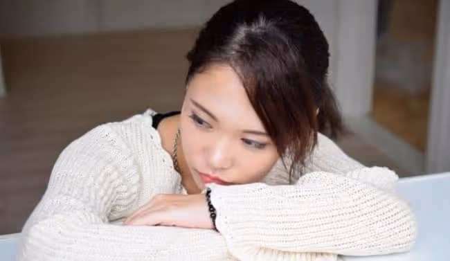 「這動作,我會犯錯誤的」,被男神壓在身上索吻,我臉紅得像櫻桃