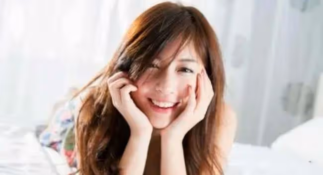 「你是我的！」，前男友強硬向我索吻，被門外女友看得一清二楚