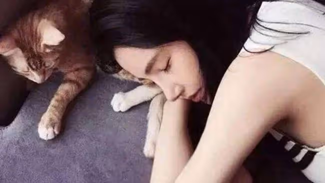 「你是我的!」,前男友強硬向我索吻,被門外女友看得一清二楚