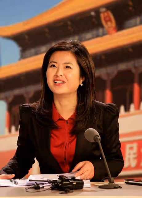 著名央視主持人張泉靈:被大18歲丈夫寵成寶,辭職後投資變富婆