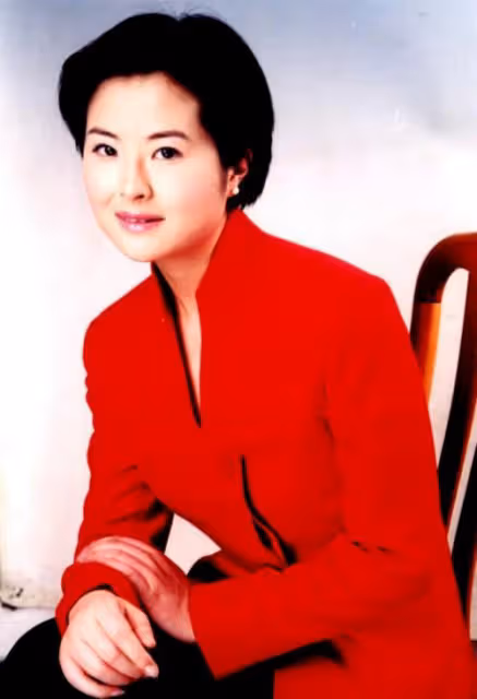 著名央視主持人張泉靈:被大18歲丈夫寵成寶,辭職後投資變富婆
