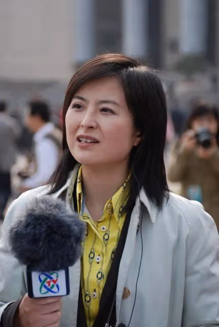 著名央視主持人張泉靈:被大18歲丈夫寵成寶,辭職後投資變富婆