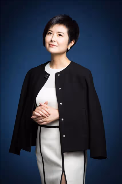 著名央視主持人張泉靈:被大18歲丈夫寵成寶,辭職後投資變富婆
