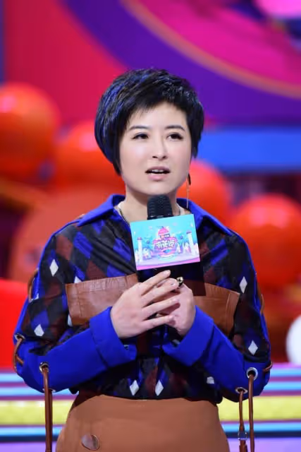 著名央視主持人張泉靈:被大18歲丈夫寵成寶,辭職後投資變富婆