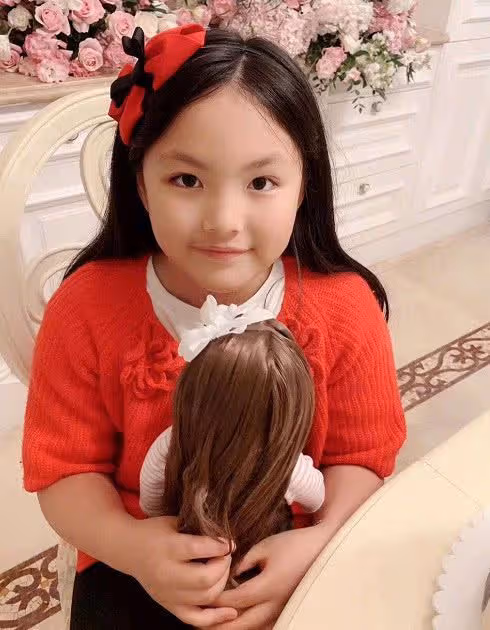 李湘離婚後首曬女兒近照,王詩齡對著鏡頭心情好,或未被父母影響