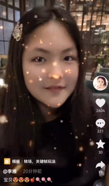 李湘離婚後首曬女兒近照,王詩齡對著鏡頭心情好,或未被父母影響