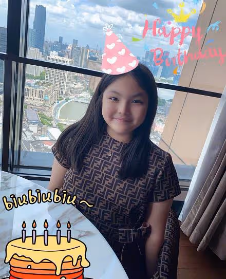 李湘離婚後首曬女兒近照,王詩齡對著鏡頭心情好,或未被父母影響