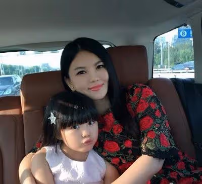 李湘離婚後首曬女兒近照,王詩齡對著鏡頭心情好,或未被父母影響