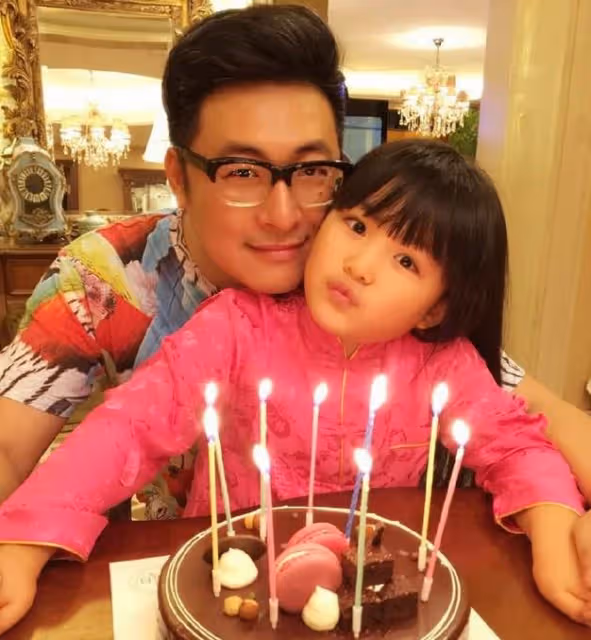 李湘離婚後首曬女兒近照,王詩齡對著鏡頭心情好,或未被父母影響