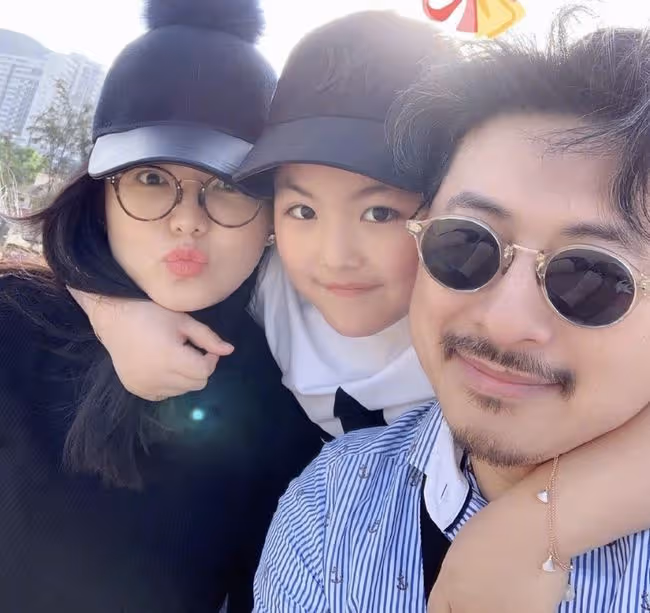 李湘離婚後首曬女兒近照,王詩齡對著鏡頭心情好,或未被父母影響