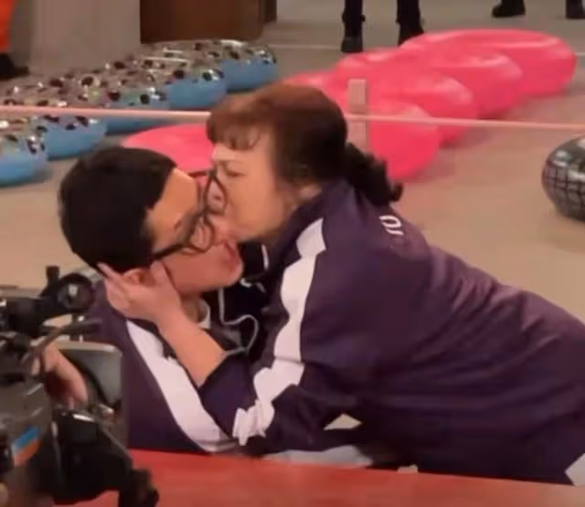 假戲真做！《愛回家》TVB男星遭群姐熱情獻吻，事後稱有輕生念頭