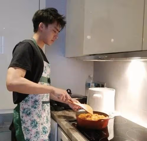 21歲男與40歲富婆戀愛六年，獲200萬生活費1套房，笑稱不是包養