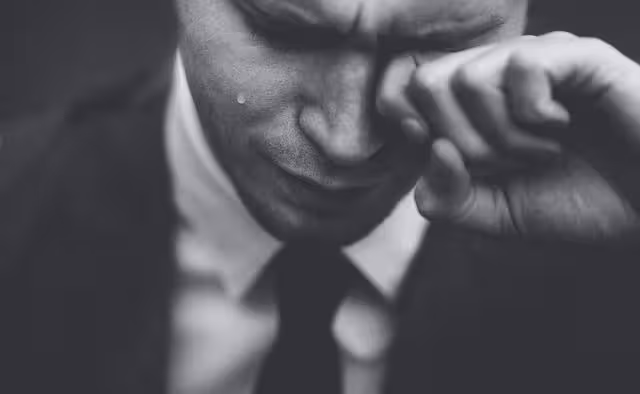 21歲男與40歲富婆戀愛六年，獲200萬生活費1套房，笑稱不是包養