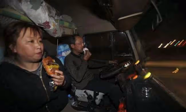 跑長途的貨車司機為啥都喜歡帶個女人,要不是有需求,誰也不想帶