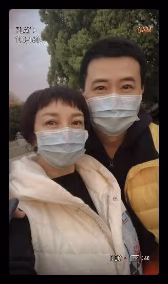 主持人吳曉蕾高調秀恩愛,曬與丈夫親密合照,現創業當老闆太愜意