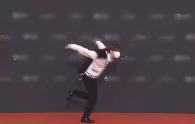 韓國紅毯明星尷尬現場:同台撞衫700元服裝,造型全白被嘲像奔喪