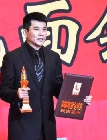 「戲紅人不紅」的「老戲骨」,照顧重病髮妻30年,晚年無子唯狗相伴