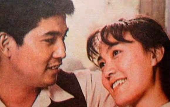 「戲紅人不紅」的「老戲骨」,照顧重病髮妻30年,晚年無子唯狗相伴