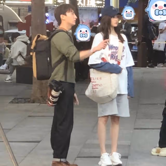 路人視角下的關曉彤太好看了吧,現實中的女明星太卷了!