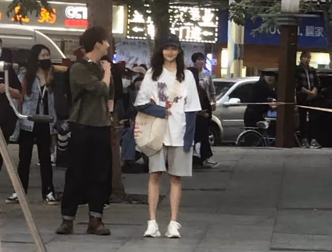 路人視角下的關曉彤太好看了吧,現實中的女明星太卷了!