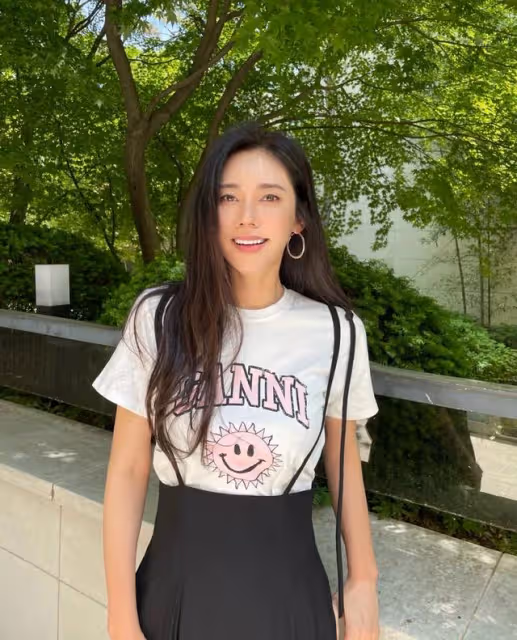 秋瓷炫罕見曬近照，小腹微凸疑似懷二胎，被勸堅守婚姻原諒於曉光