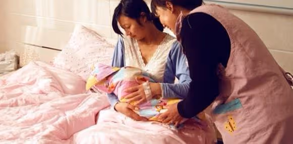 月子裡，我給孩子喂奶，公公總是毫無避諱的走進我的房間