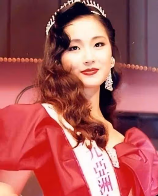被甄子丹承諾婚姻,閃婚暗戀她9年的陳十三,51歲的萬綺雯依然美