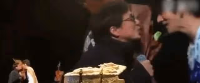 成龍與王力宏過往被扒！曾同住三個月直言愛上了，當眾親吻引爭議