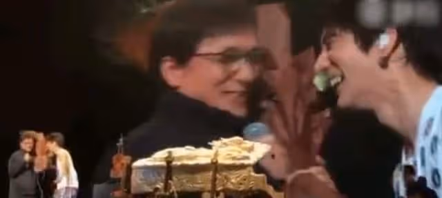 成龍與王力宏過往被扒！曾同住三個月直言愛上了，當眾親吻引爭議