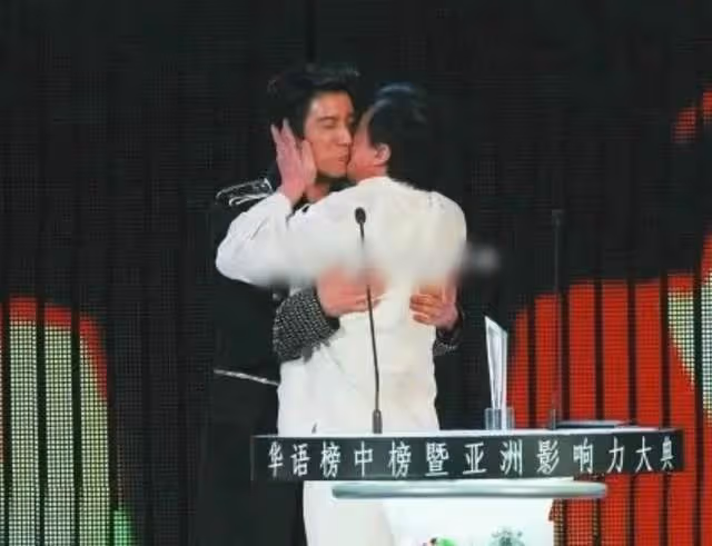 成龍與王力宏過往被扒！曾同住三個月直言愛上了，當眾親吻引爭議